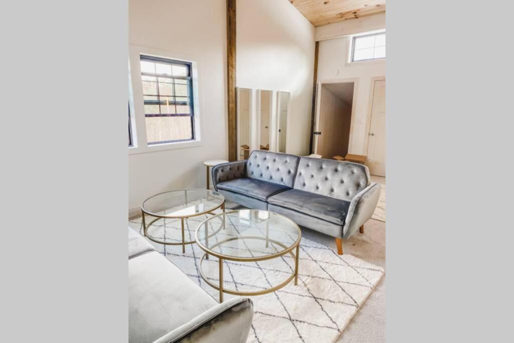A Suite With A View + Wine Mount Airy Bagian luar foto