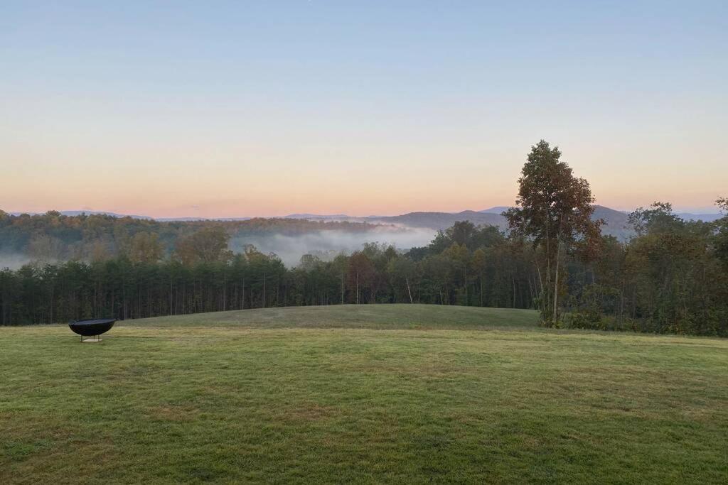 A Suite With A View + Wine Mount Airy Bagian luar foto