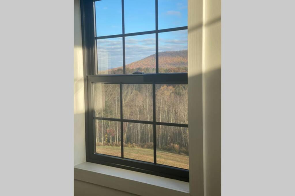 A Suite With A View + Wine Mount Airy Bagian luar foto