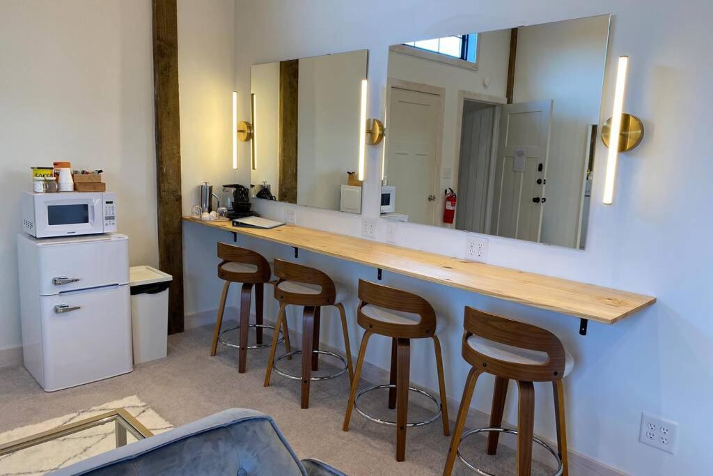 A Suite With A View + Wine Mount Airy Bagian luar foto