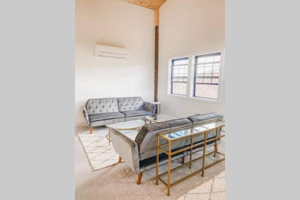 A Suite With A View + Wine Mount Airy Bagian luar foto