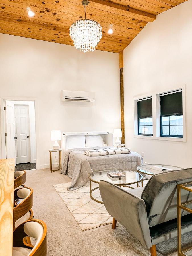 A Suite With A View + Wine Mount Airy Bagian luar foto